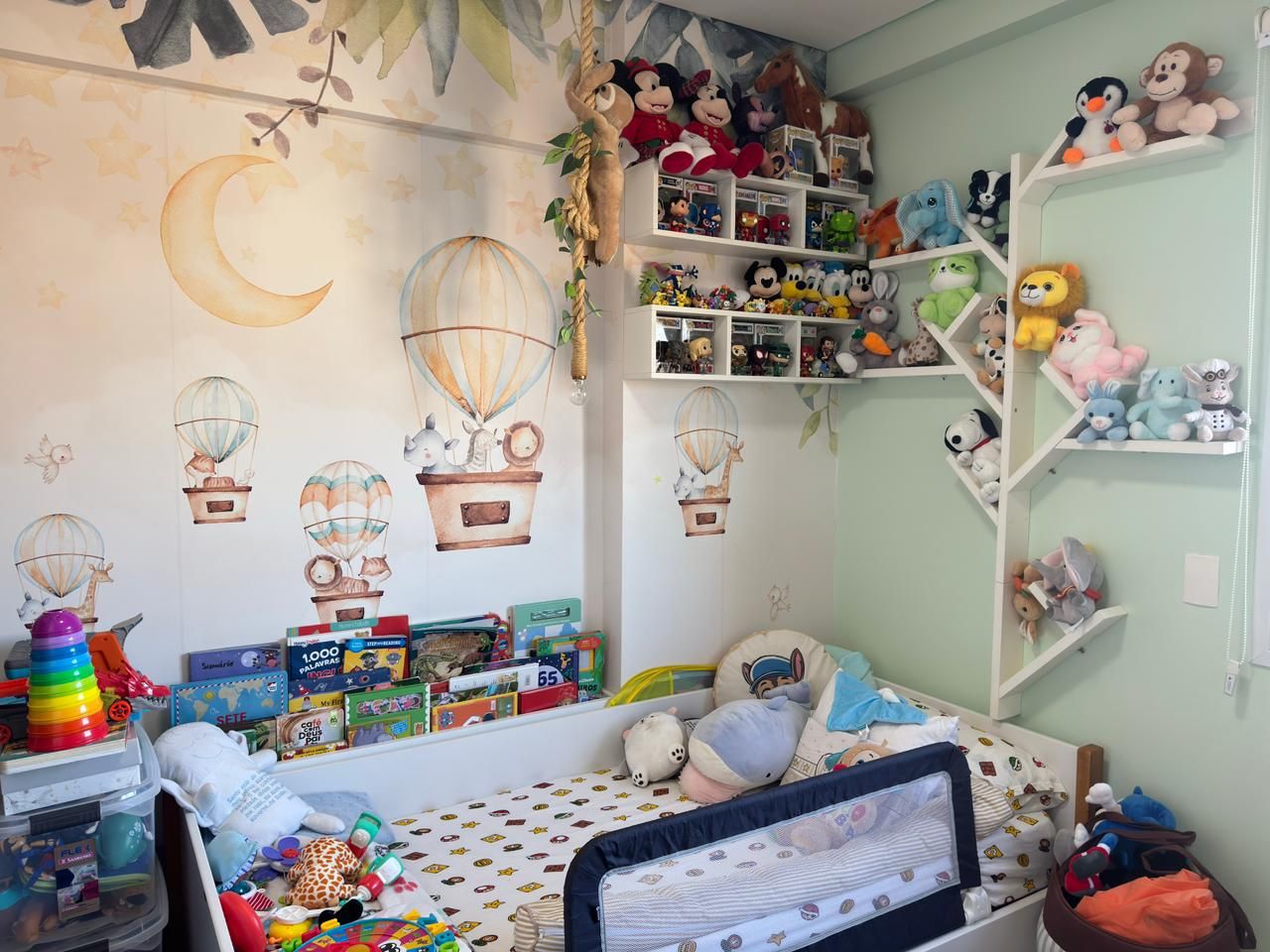 Quarto infantil com papel de parede e nichos