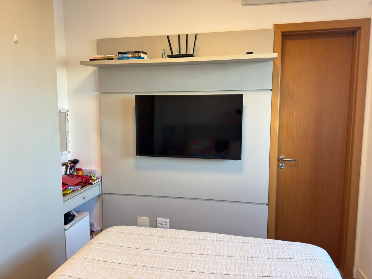 Suíte com painel de TV, prateleira e penteadeira