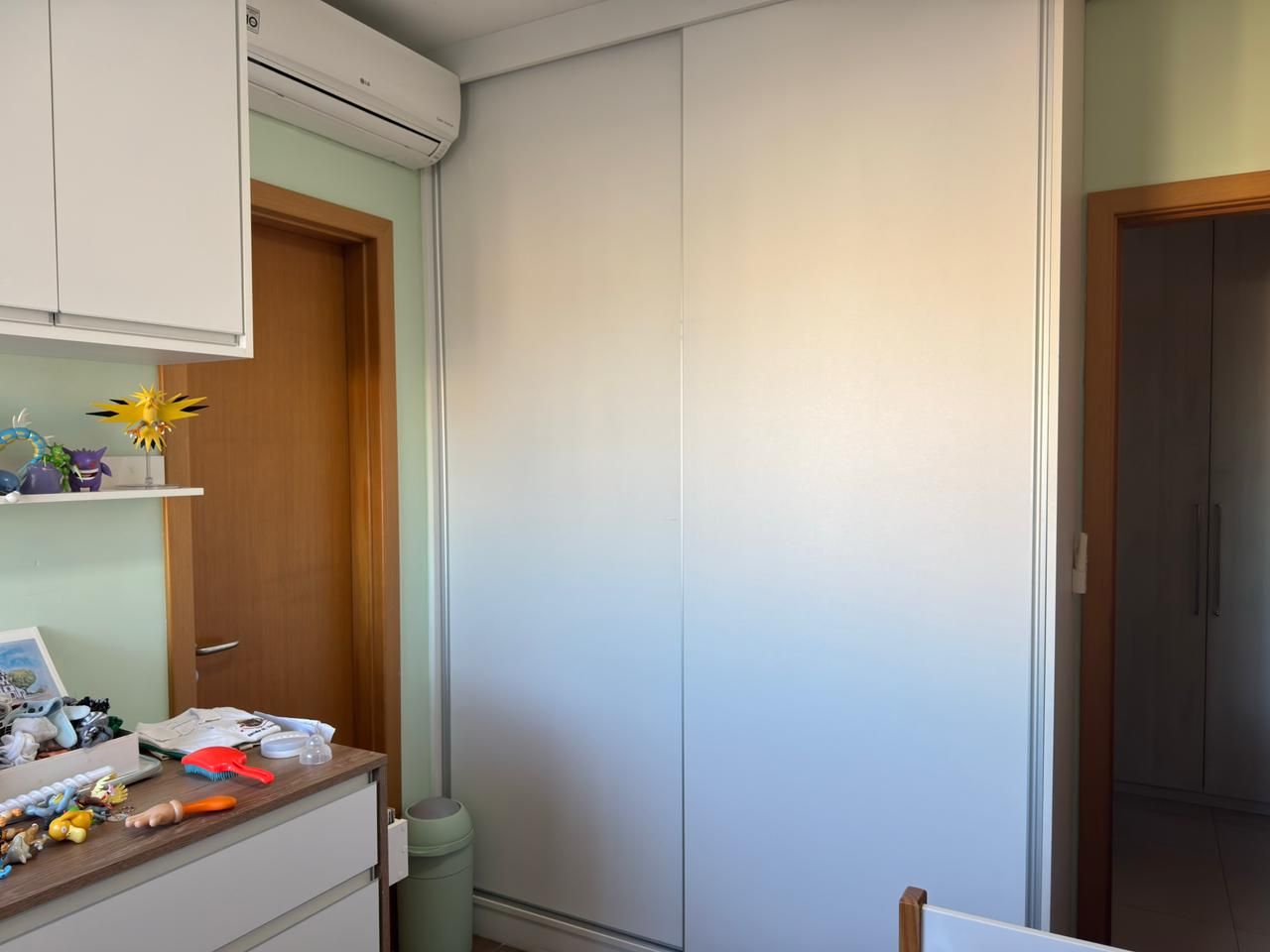Quarto infantil com armário embutido e ar-condicionado