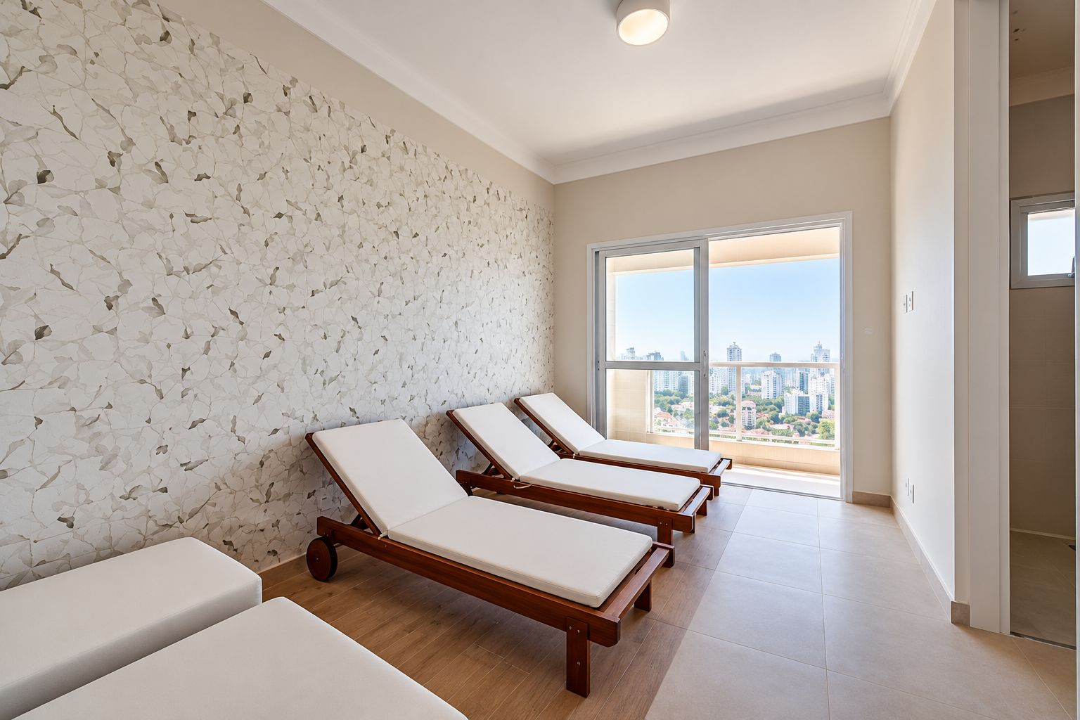 Sala de descanso com espreguiçadeiras e vista da cidade