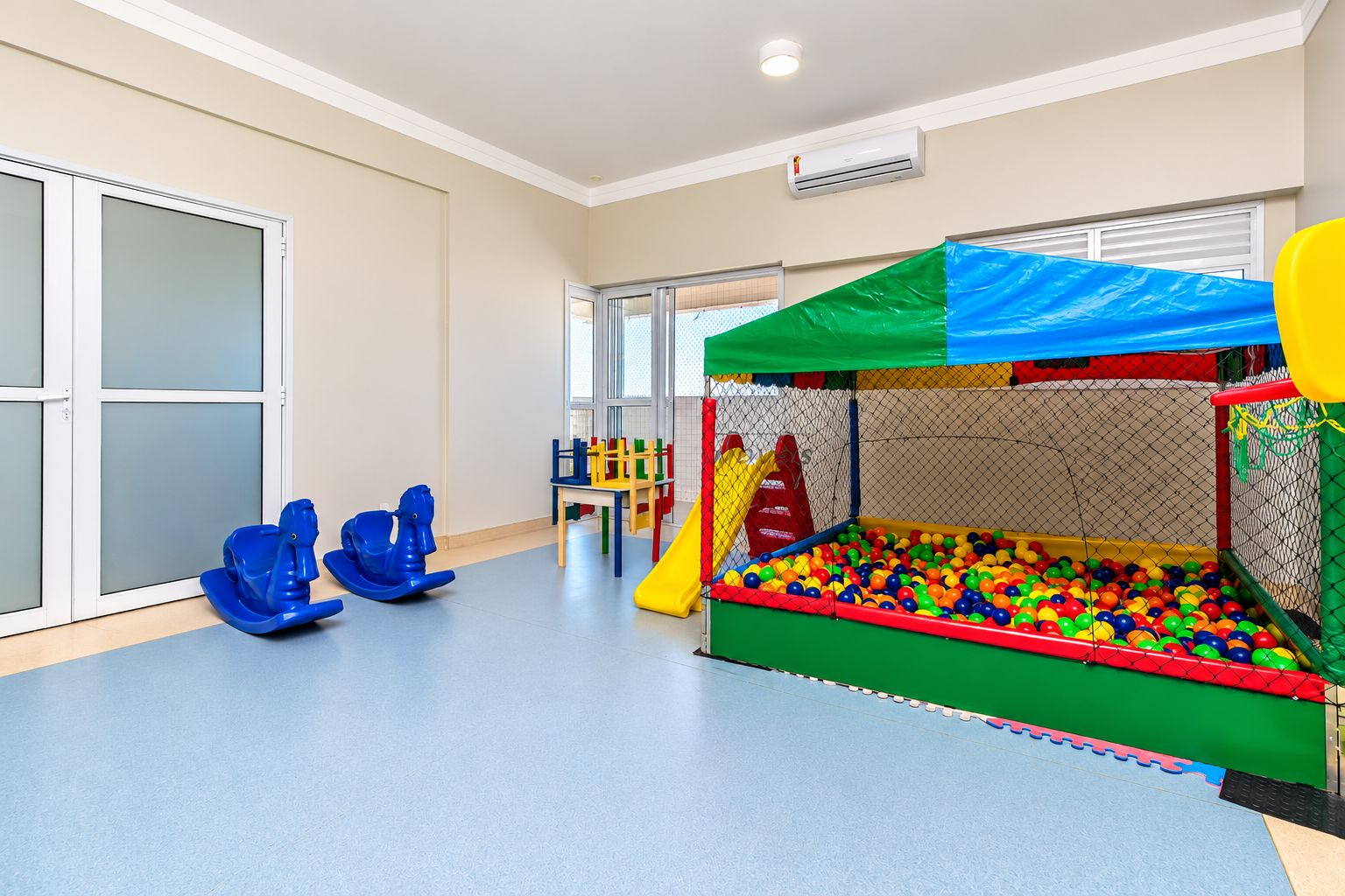 Brinquedoteca com piscina de bolinhas e escorregador