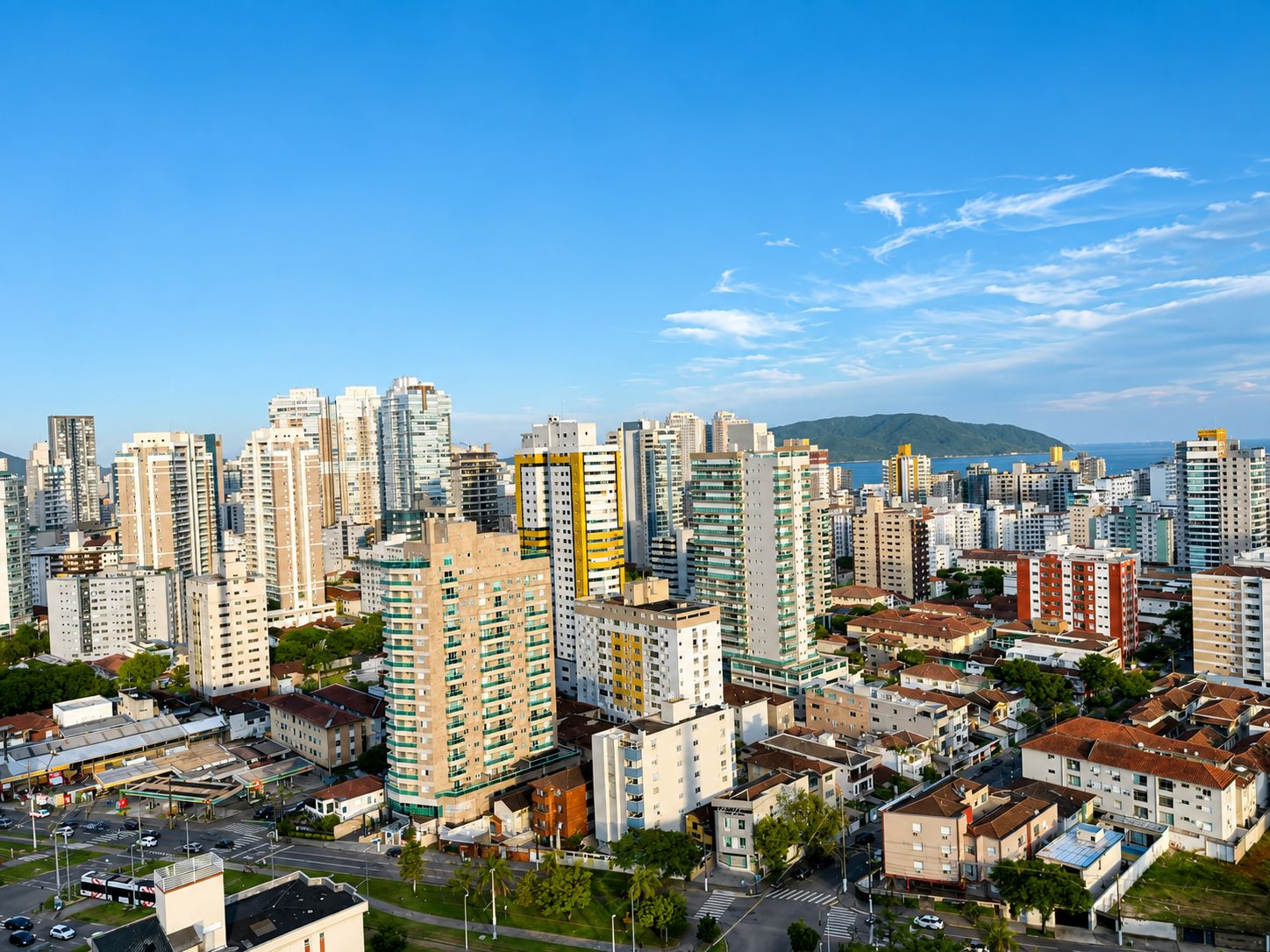 Vista aérea do bairro com o morro e o mar ao fundo