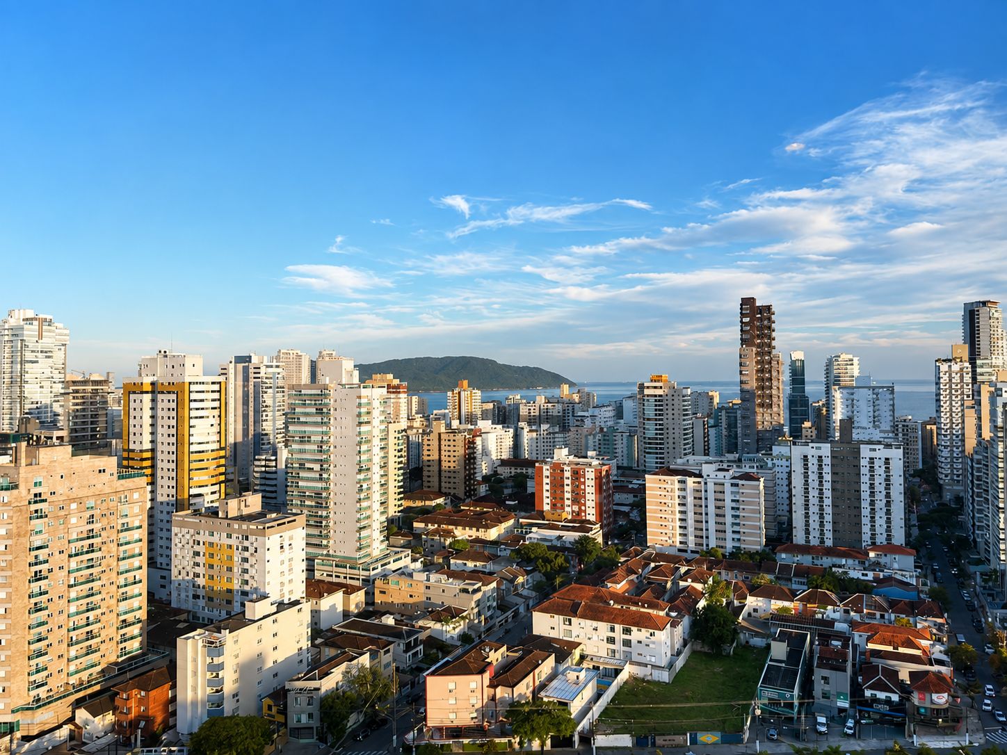 Vista aérea dos prédios do Campo Grande e do mar ao fundo, em dia de céu azul