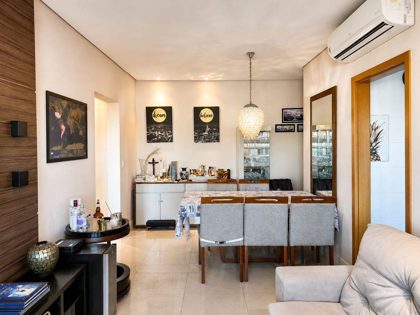 Sala de jantar com cristaleira, aparador e lustre